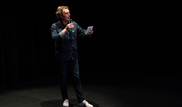 Comedian and humorist Alex Vizorek presented the opening night of the Belgian Humor Fortnight in Paris © E. Meunier - WBI