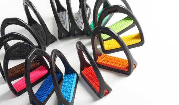 Élégant, léger et robuste, l’étrier PREMIUM est disponible en 14 coloris de semelles interchangeables - Compositi